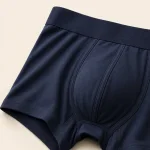 Primo piano di boxer aderenti blu navy con fascia, cuciture anteriori curve e orlo della gamba