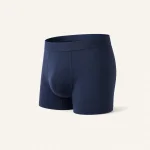 Vista angolata di boxer aderenti blu navy con pannello anteriore sagomato e gambe corte