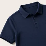 Nahaufnahme von Kragen, Knöpfen, Schulternaht und kurzem Ärmel des dunkelblauen Poloshirts