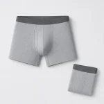 Boxers cinzentos estendidos ao lado de outro par cinzento dobrado
