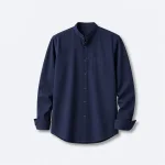 Camisa azul marino con cuello mao, mangas largas, botones delanteros y bolsillo en el pecho