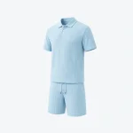 Polo azzurra e shorts abbinati con vita a coulisse e tessuto testurizzato