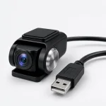 Vue rapprochée de l'objectif de la mini caméra, du pivot latéral argenté et de la prise USB