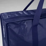 Detalle del asa de cinta azul y la superficie tejida de la bolsa