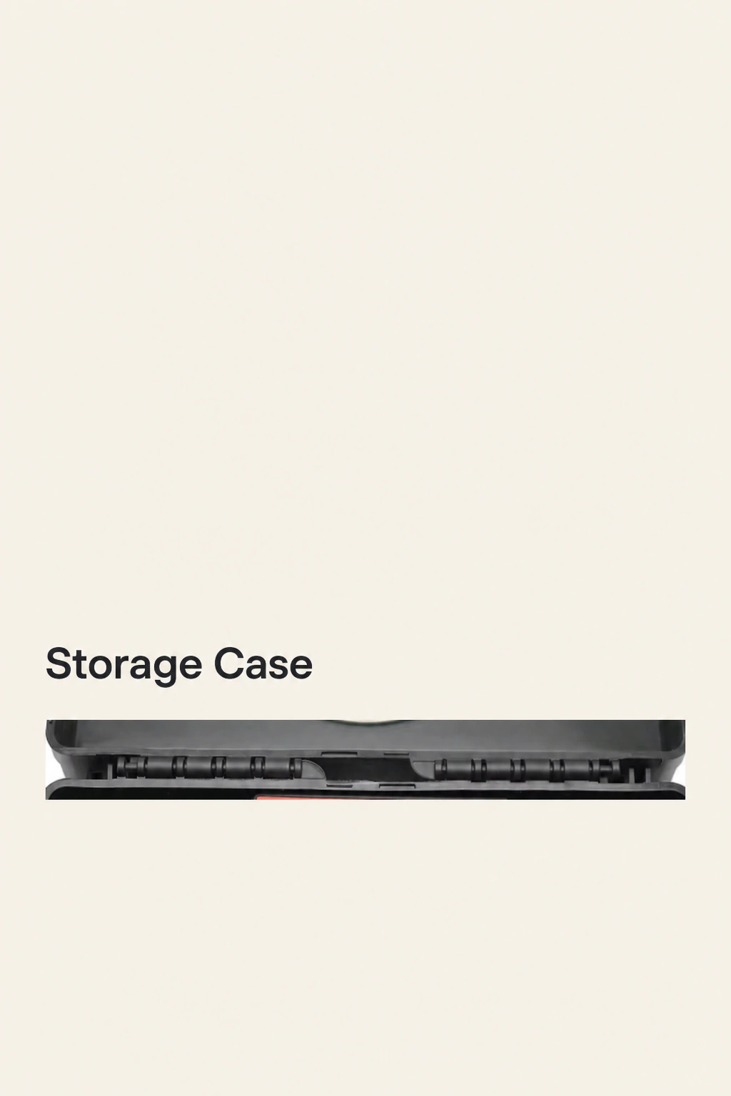 Teilansicht des Scharniers und schwarzen Futters des offenen Koffers neben der Überschrift Storage Case
