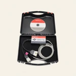 Draufsicht auf den offenen Koffer mit Interface, zwei fest angeschlossenen Diagnoseanschlüssen, aufgewickeltem silbernem Kabel und CD
