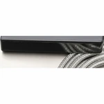 Schmale Nahaufnahme des unbedruckten schwarzen Interface-Unterteils und eines angrenzenden Kabelrands