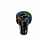 Cargador negro para coche con cuatro puertos USB de colores alrededor de una pantalla digital azul iluminada.