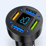 Primer plano de los cuatro puertos USB de colores y la pantalla digital central azul del cargador.
