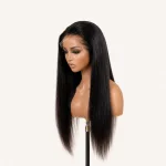 Peluca negra larga y lisa sobre una cabeza de exposición, con raya lateral y cabello más allá de los hombros