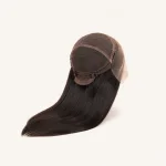 Vista trasera de una gorra de peluca invertida con paneles de malla y costuras sobre cabello negro largo