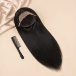Peluca negra colocada con la gorra interior hacia arriba junto a un peine negro de dientes anchos