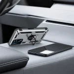 Silberne Handyhülle liegt neben einem Laptop waagerecht auf ihrem Ringständer.