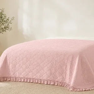 Couvre-lit rose matelassé à volant : taille, tombé et style de chambre