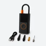 Gonfiatore per pneumatici nero con tubo ad anello, cavo USB e adattatori separati per ugelli.