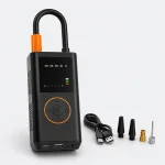 Vista frontale di un gonfiatore per pneumatici nero, con display, comandi rotondi e adattatori per ugelli.