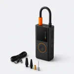 Vista angolata di un gonfiatore per pneumatici con prese d’aria laterali, tubo ad anello e adattatori disposti accanto.