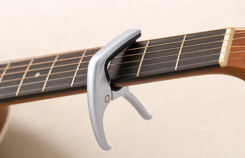 Schnellverschluss Kapo fuer Akustikgitarre: Fit und Bundposition