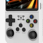 Nahaufnahme von Steuerkreuz, farbigen Aktionstasten und zwei Joysticks der weißen Konsole unter einem orangefarbenen Autobild