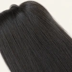 Detalle de los mechones negros finos y su brillo superficial