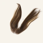 Un postizo con mechas dispuesto en forma de U, con las puntas sueltas