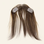 Cara inferior de un postizo con mechas, encaje curvo, dos apoyos en las sienes y filamento transparente