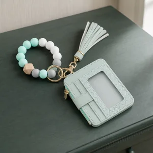Cómo usar un tarjetero de muñeca con cuentas de silicona para tarjetas y llaves