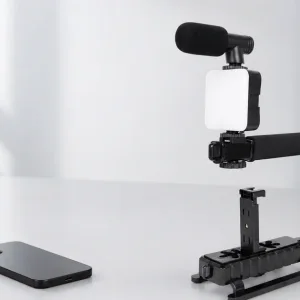Smartphone Vlogging Rig with LED Light: Handle, Phone Fit and Setup Guide
