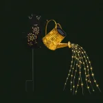 Gartenstecker mit Katzensilhouette, gemusterter Gießkanne und warmen Lichtern vor dunklem Hintergrund
