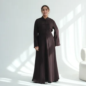Vestido longo de gola alta e botões frontais: guia de caimento e estilo
