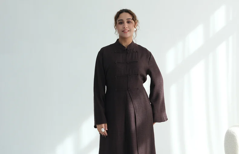 Vestido largo con cuello alto y botones delanteros: guía de ajuste y estilo