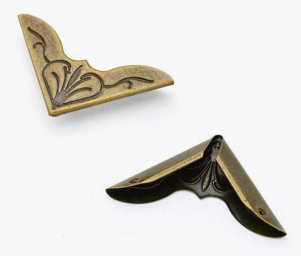 Vistas frontal e traseira de uma cantoneira decorativa de ferro com acabamento bronze e bordas dobradas