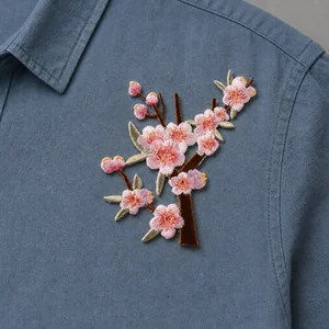 Parches bordados de flores de ciruelo: tamaños y colocación en ropa y bolsos