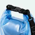 Primer plano de la abertura enrollada de la bolsa azul, la hebilla negra y el clip de la correa.