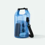 Vista en ángulo de una bolsa azul transparente con base redonda y correa negra.
