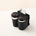 Schwarzer Getränkehalter für Gepäck mit zwei Taschen, zwei Bechern mit Deckel und einem Telefon in der hinteren Tasche