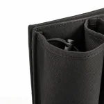 Nahaufnahme einer schwarzen Bechertasche mit Webstruktur, vernähten Kanten und Kordelstopper