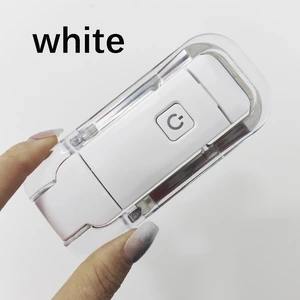 Hand hält die zusammengeklappte Buchleseleuchte in Weiß mit sichtbarem transparentem Clip.