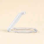 Seitenansicht der weißen Buchleseleuchte mit angehobenem Arm über dem transparenten Clip.