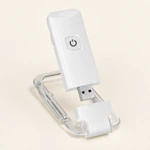 Weiße Buchleseleuchte mit geöffneter unterer Abdeckung und sichtbarem integriertem USB-A-Stecker.