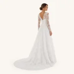 Vista posteriore di abito da sposa bianco in pizzo con schiena a V, chiusura centrale e lungo strascico