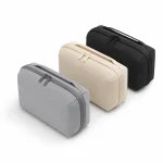 Bolsas tecnológicas cinzenta, bege e preta dispostas juntas para mostrar as opções de cor