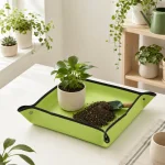 Tapis vert de rempotage avec une plante en pot, du terreau épars et une petite pelle sur une table intérieure