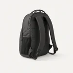 Vista traseira inclinada da mochila escura mostrando as alças, os ajustadores e o bolso lateral de tela