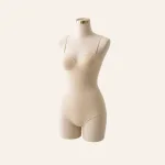 Body beige con copas moldeadas y tirantes finos en un maniquí de costura
