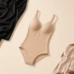 Body beige extendido con copas moldeadas, tirantes estrechos y broches inferiores