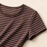 Primer plano del cuello, hombro y dobladillo de la manga corta de la camiseta marrón de rayas