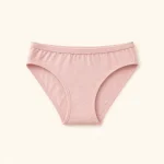 Vista frontale piatta di slip bikini rosa con cintura cucita e aperture curve sulle gambe