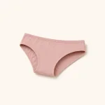 Vista angolata di slip bikini rosa con pannello posteriore e aperture curve sulle gambe