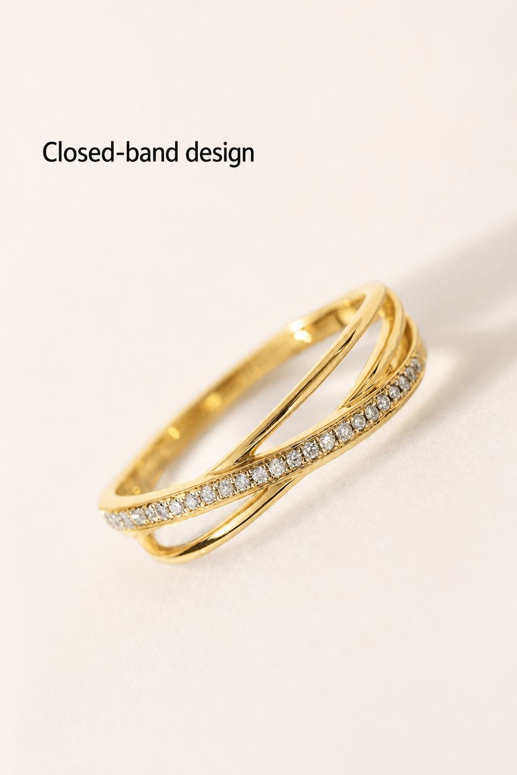 Vista lateral de un anillo dorado que muestra el aro cerrado y su curva continua, con el título en inglés Closed-band design.